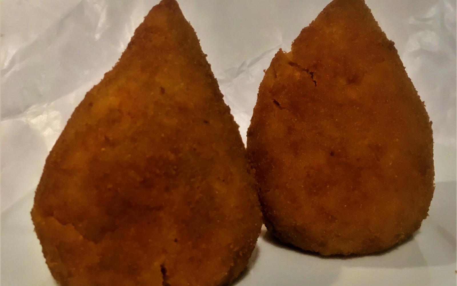 Immagine di cover enogastronomia raffigurante due arancine