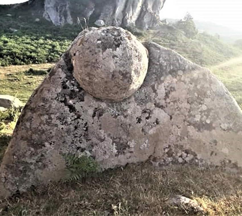 Argimusco - Roccia con sfera