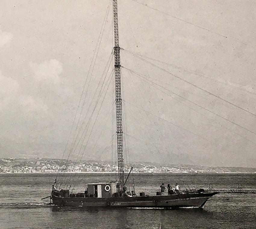 Moderna motopasserella (foto dal libro di Rocco Sisci La caccia al pesce spada nello Stretto di Messina, EDAS, Messina 2005