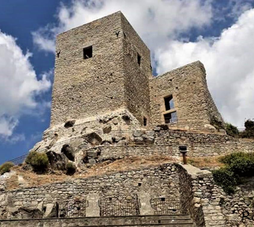 Il castello di Montalbano Elicona - il fortilizio