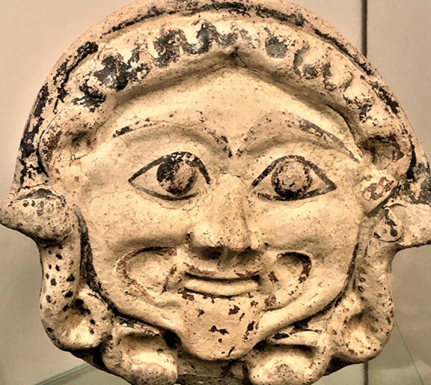 Museo di Naxos - Antefissa con Gorgoneion del tipo con serpenti laterali dal tetto più antico dell'arsenale navale (tardo VI sec. a. C.)