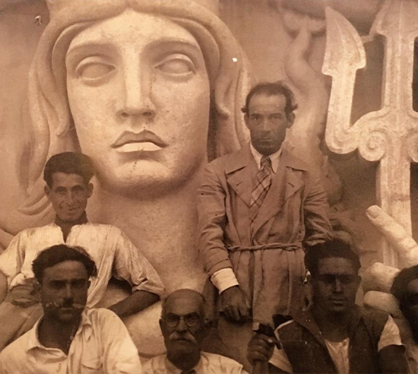 Palazzo Zanca sede del Municipio di Messina - Antonio Bonfiglio, a destra in piedi, con le maestranze, sul timpano con la gigantesca Regina del Peloro nella facciata di Palazzo Zanca