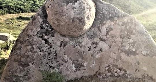 Argimusco - Roccia con sfera