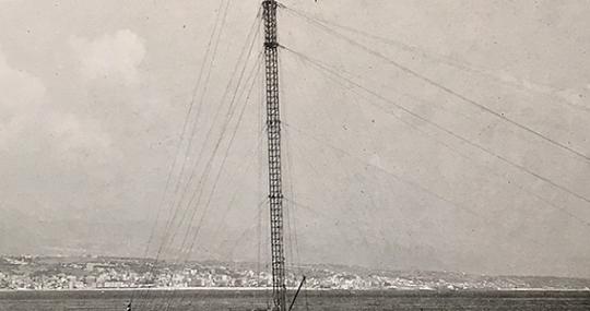 Moderna motopasserella (foto dal libro di Rocco Sisci La caccia al pesce spada nello Stretto di Messina, EDAS, Messina 2005