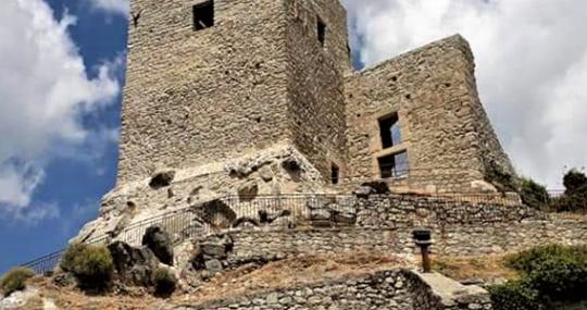 Il castello di Montalbano Elicona - il fortilizio