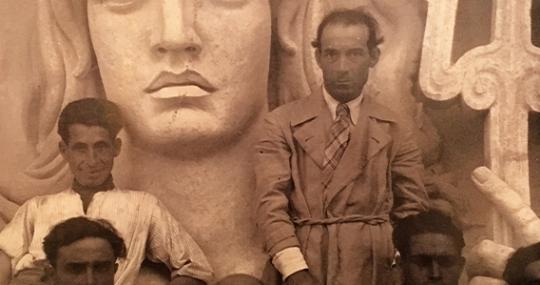 Palazzo Zanca sede del Municipio di Messina - Antonio Bonfiglio, a destra in piedi, con le maestranze, sul timpano con la gigantesca Regina del Peloro nella facciata di Palazzo Zanca