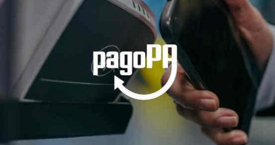 logo pagopa su immagine pagamento tramite nfc