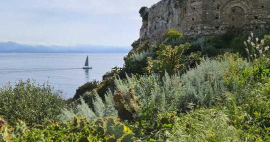 Gita in barca alla scoperta delle grotte e dei faraglioni di Milazzo