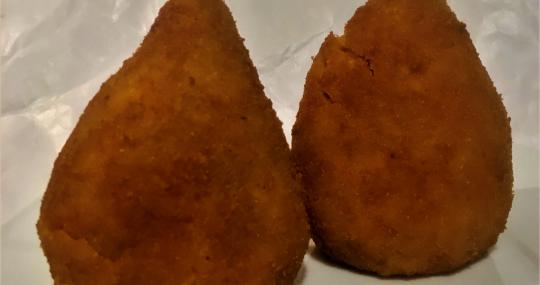 Immagine di cover enogastronomia raffigurante due arancine